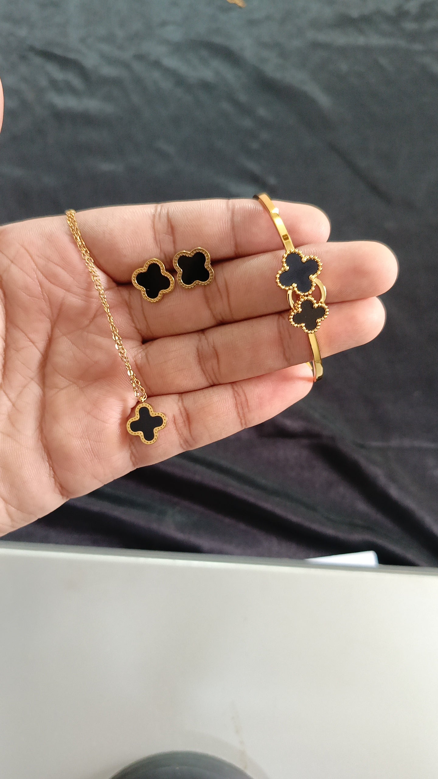 Noir Clover Set